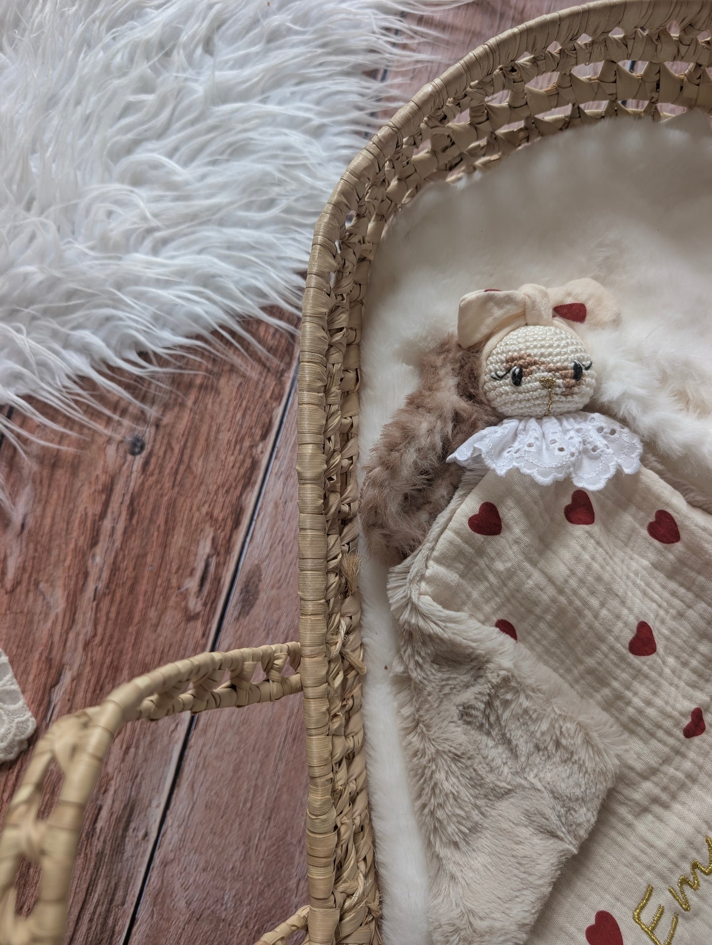 joli doudou lapin pour fille avec noeud