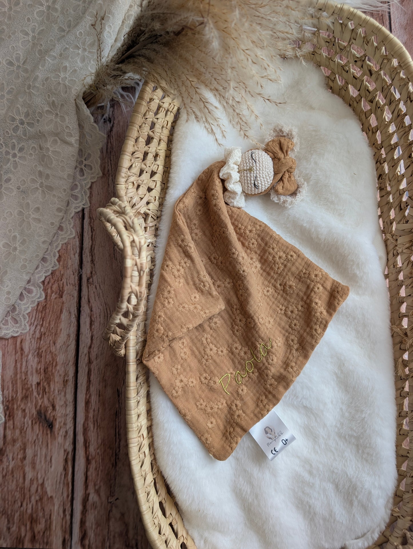 doudou lapin en crochet personnalisé au prénom de bébé