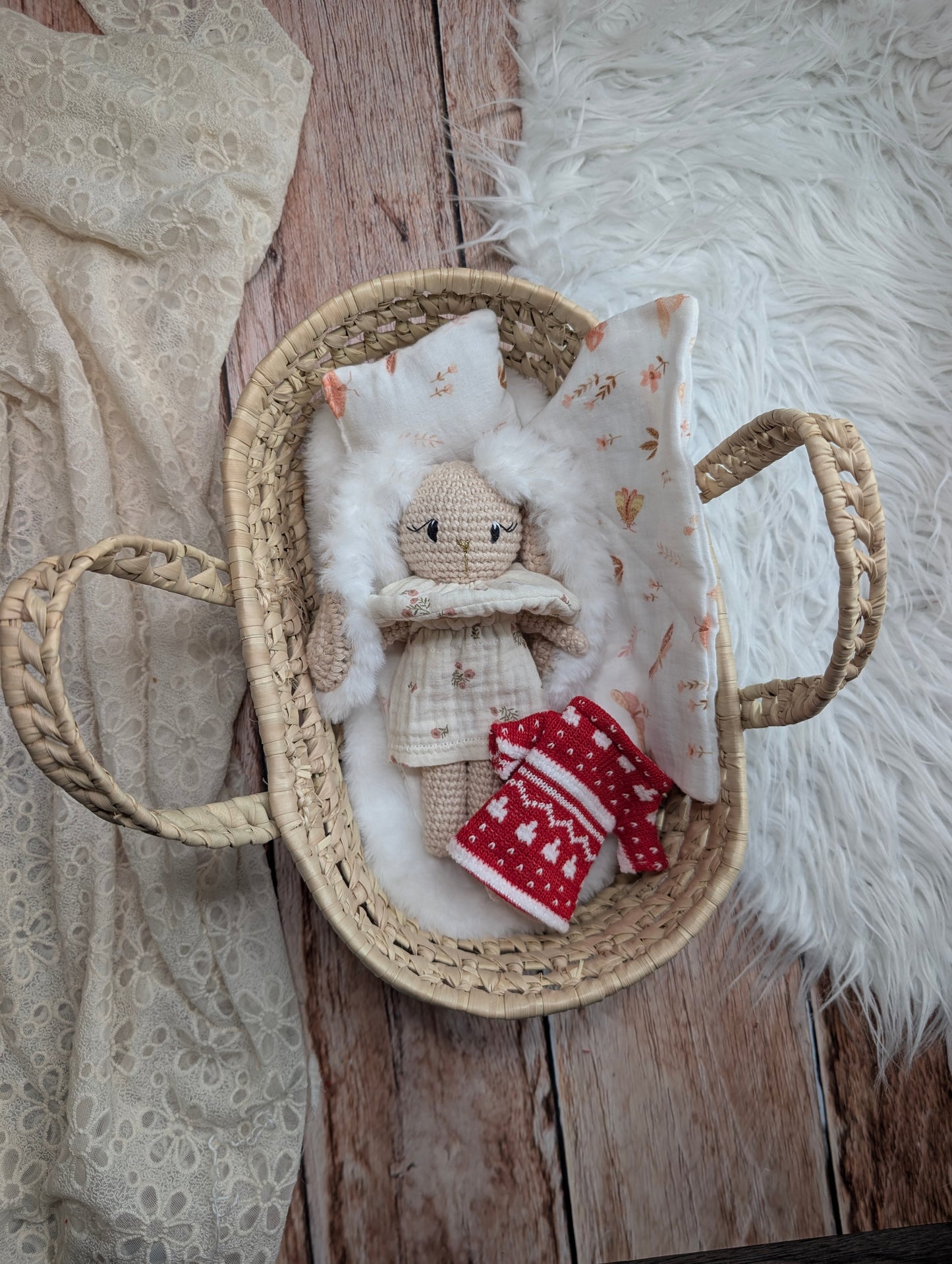 Poupée Lapin au crochet – avec tenue de Noël, couffin, couverture et coussin