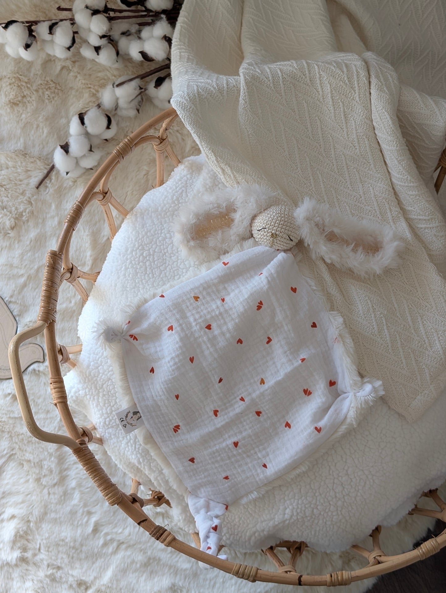 Doudou lapin Appolon petit cœur rouge – Mon premier amour