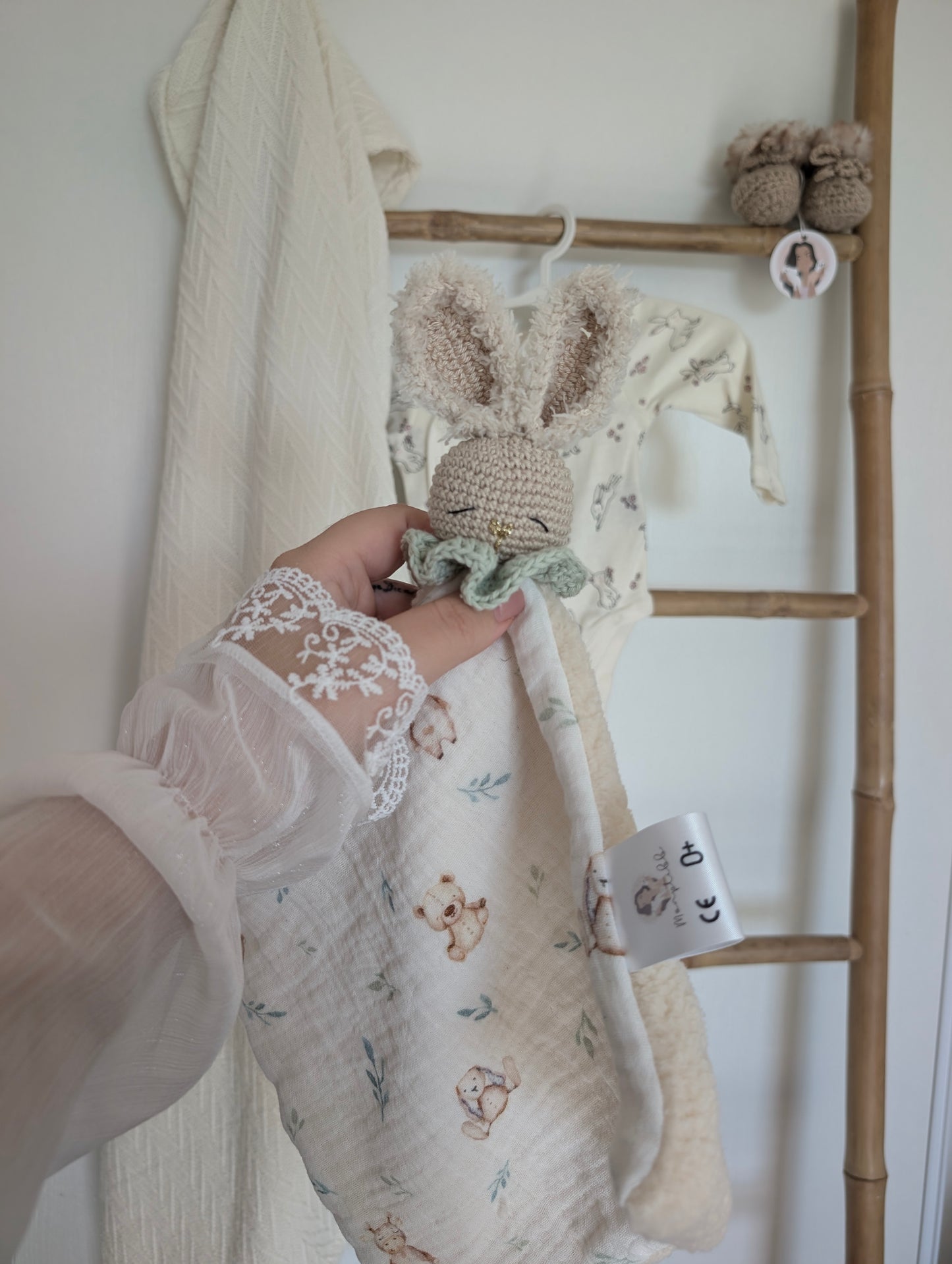 Doudou lapin Martin animaux feuillage – Pièce unique en stock