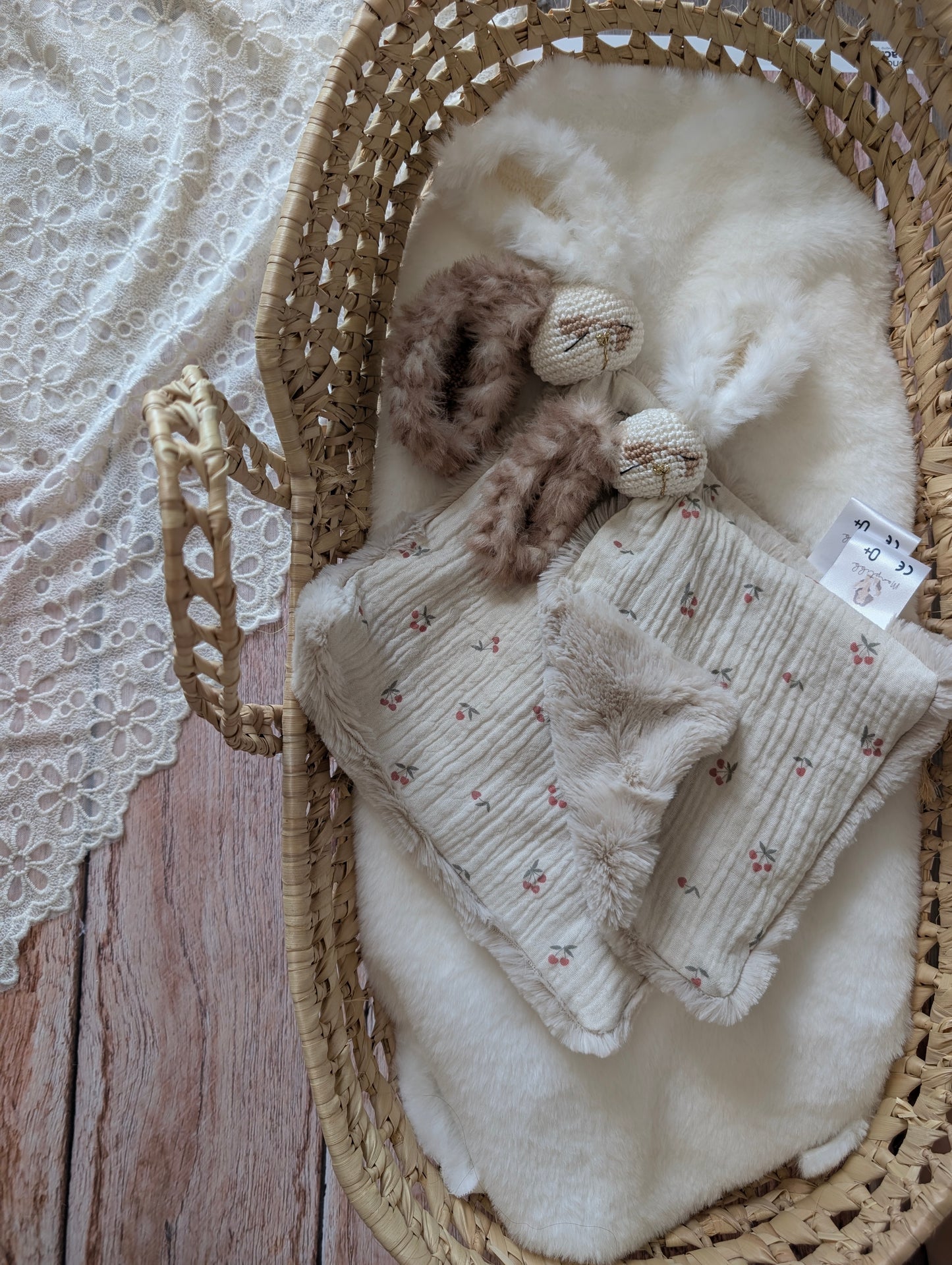 Duo de Séparation : Doudou lapin Emile à la cerise – Pièce unique en stock