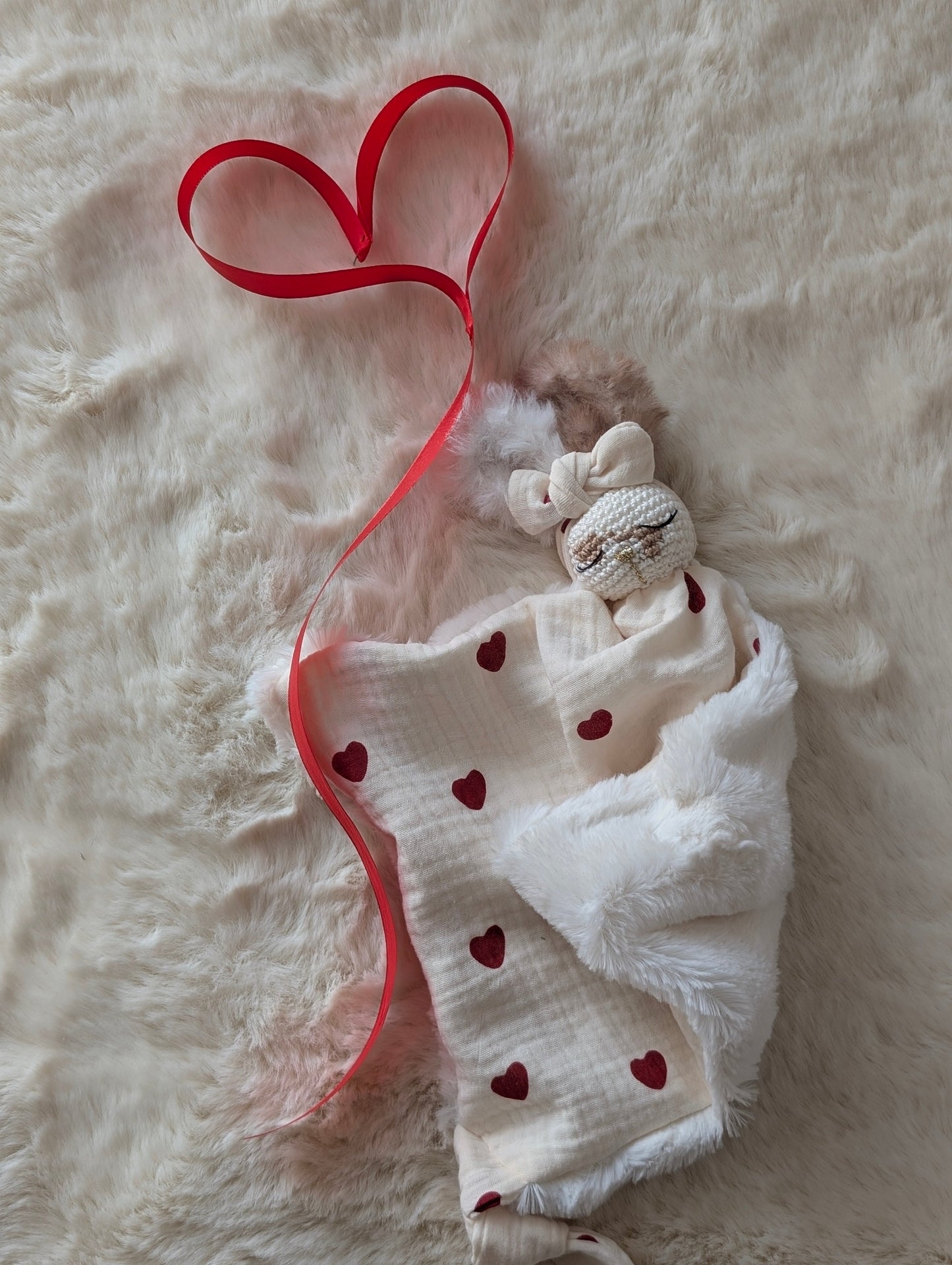 Doudou lapin Emmie grand cœurs rouges – Mon premier amour