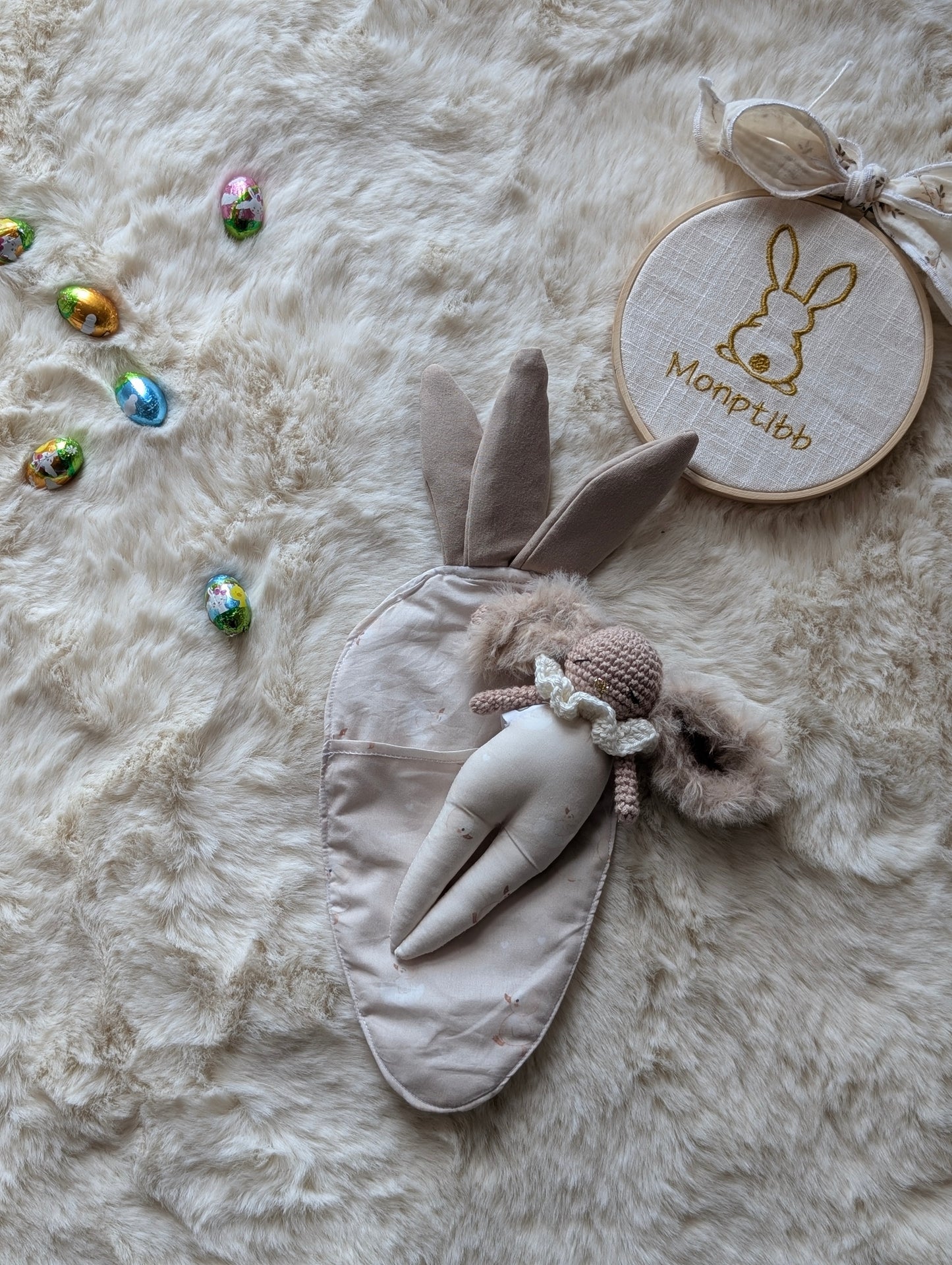 mini lapin dans sac de couchage carotte