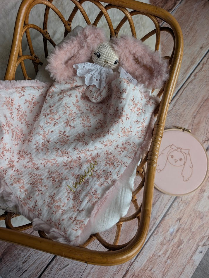 Elena Lange Fleury rose avec col en broderie anglaise