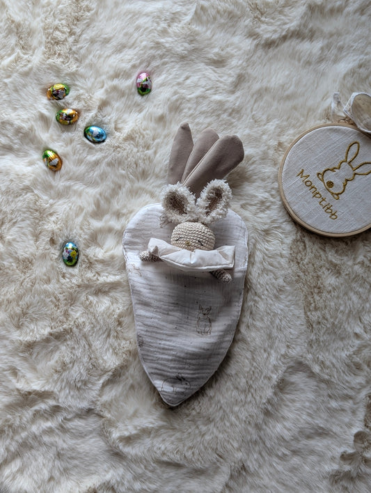 mini lapin dans sac de couchage carotte