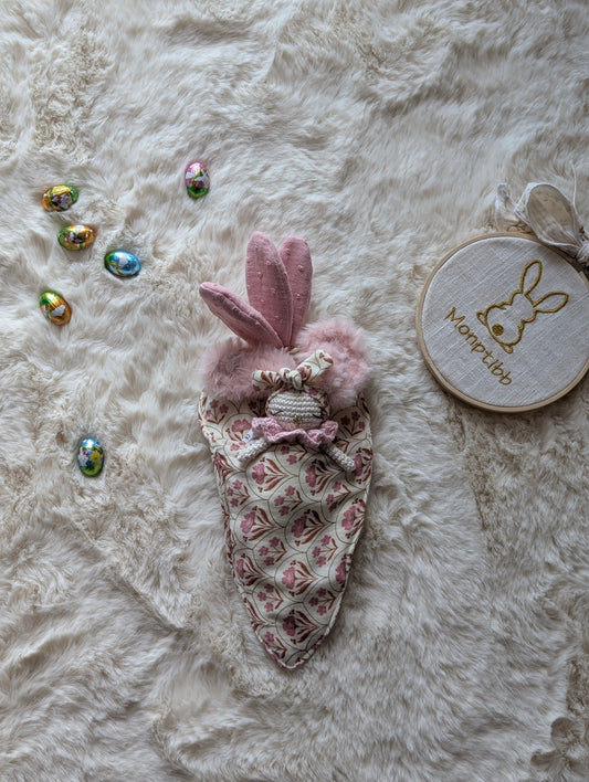 mini lapin dans sac de couchage carotte