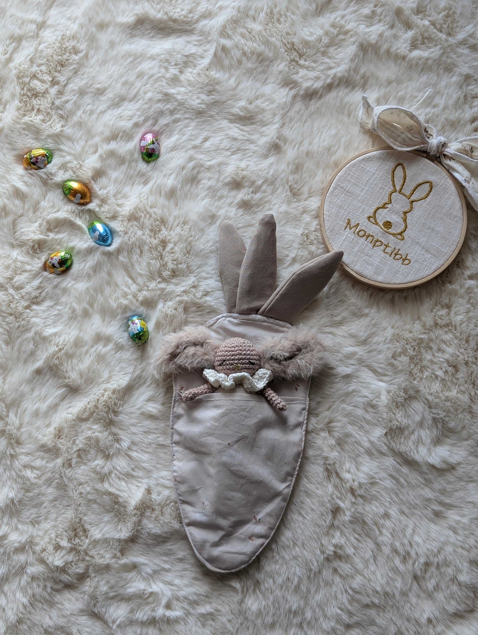 mini lapin dans sac de couchage carotte