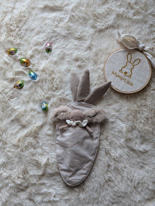 mini lapin dans sac de couchage carotte