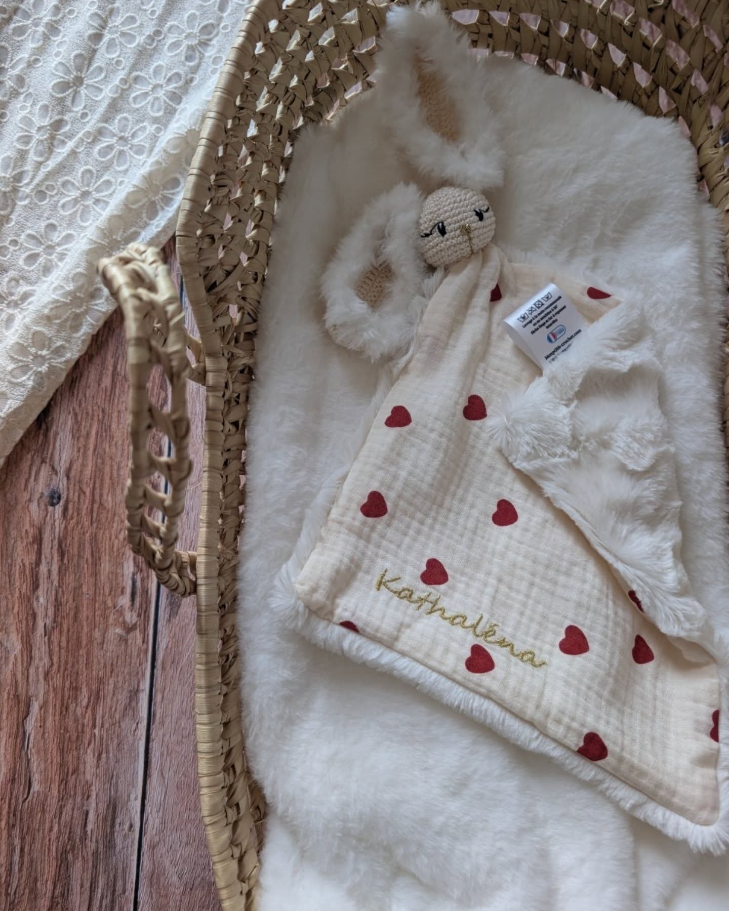 files/Regarde_moi_ce_doudou_lapin_C_est_celui_de_la_petite_Kathal_na_et_franchement_je_le_trouve_magnifique_Les_petites_oreilles_toutes_douces_les_c_urs_rouges_trop_craquants_le_pr_nom_br.jpg