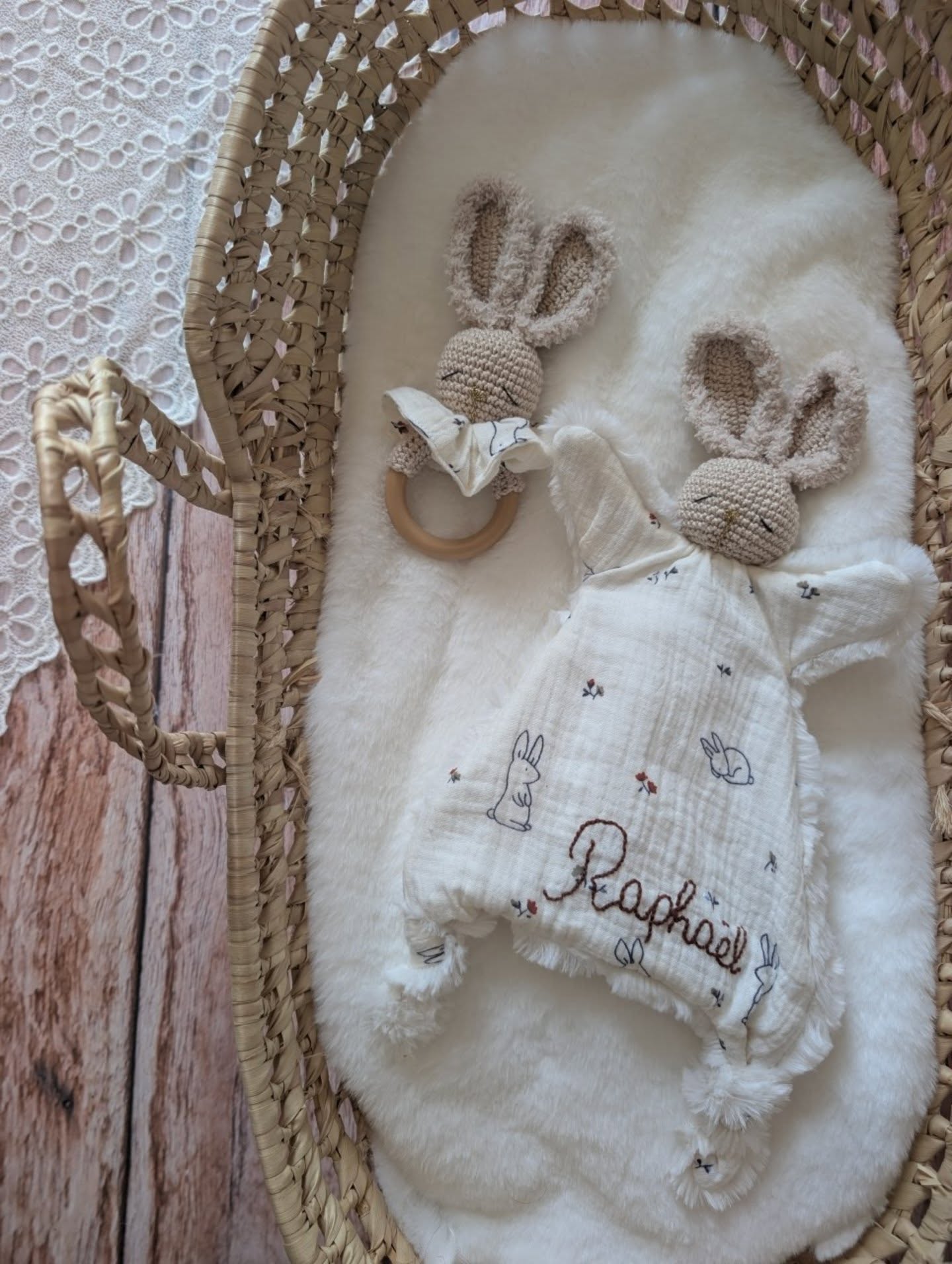 files/Tout_a_commenc_avec_ce_doudou_Vous_avez_d_j_d_couvert_le_hochet_et_maintenant_voici_le_doudou_lapin_brod_au_doux_pr_nom_de_Rapha_l_Je_vous_pr_pare_un_r_el_pour_vous_raconter_son.jpg