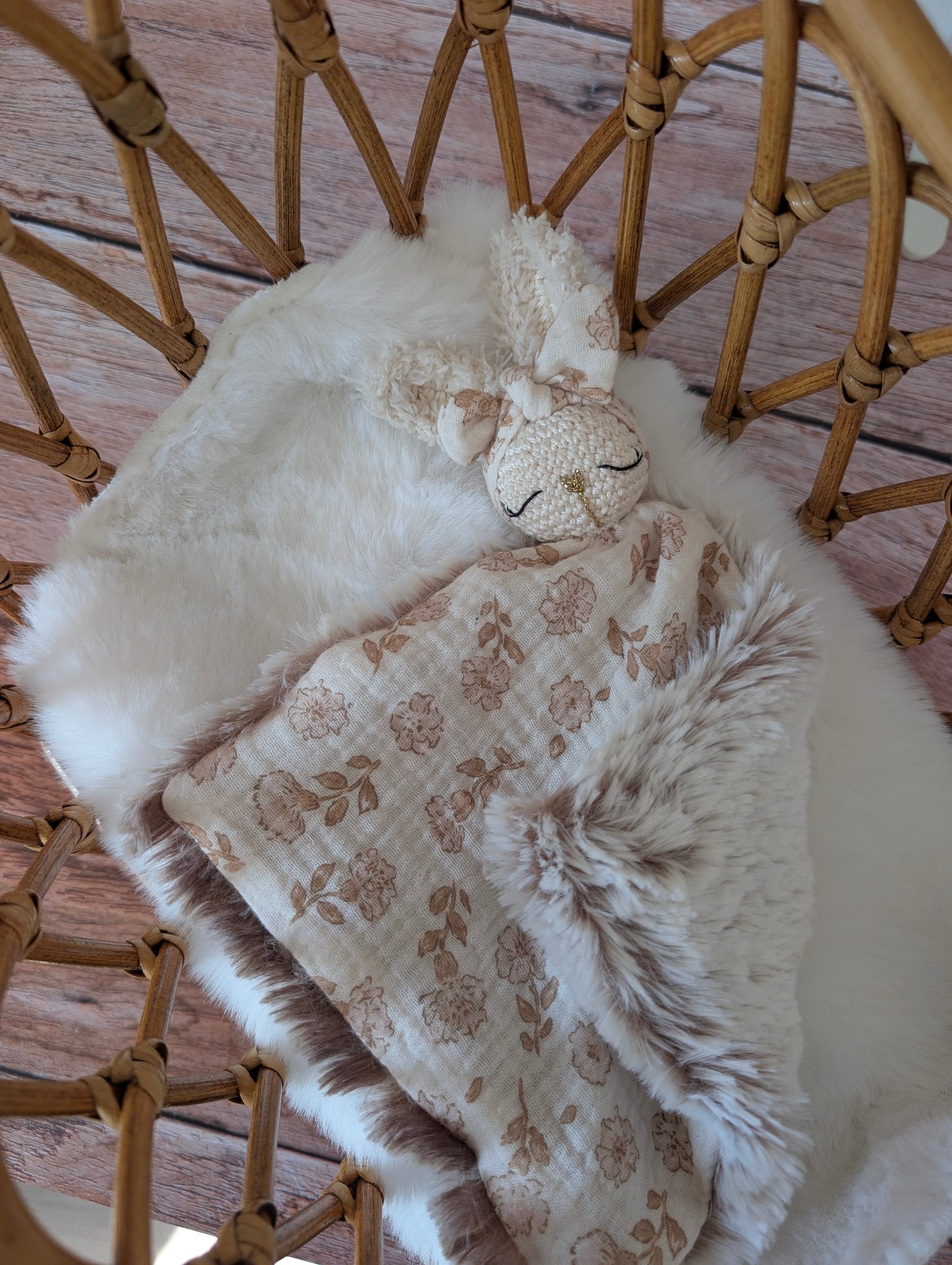 doudou lapin nœud en crochet