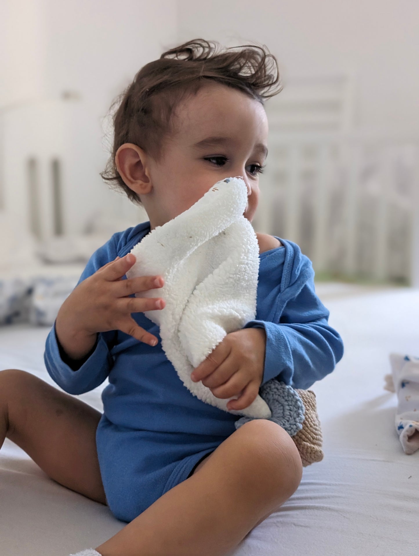 bébé garçon avec doudou