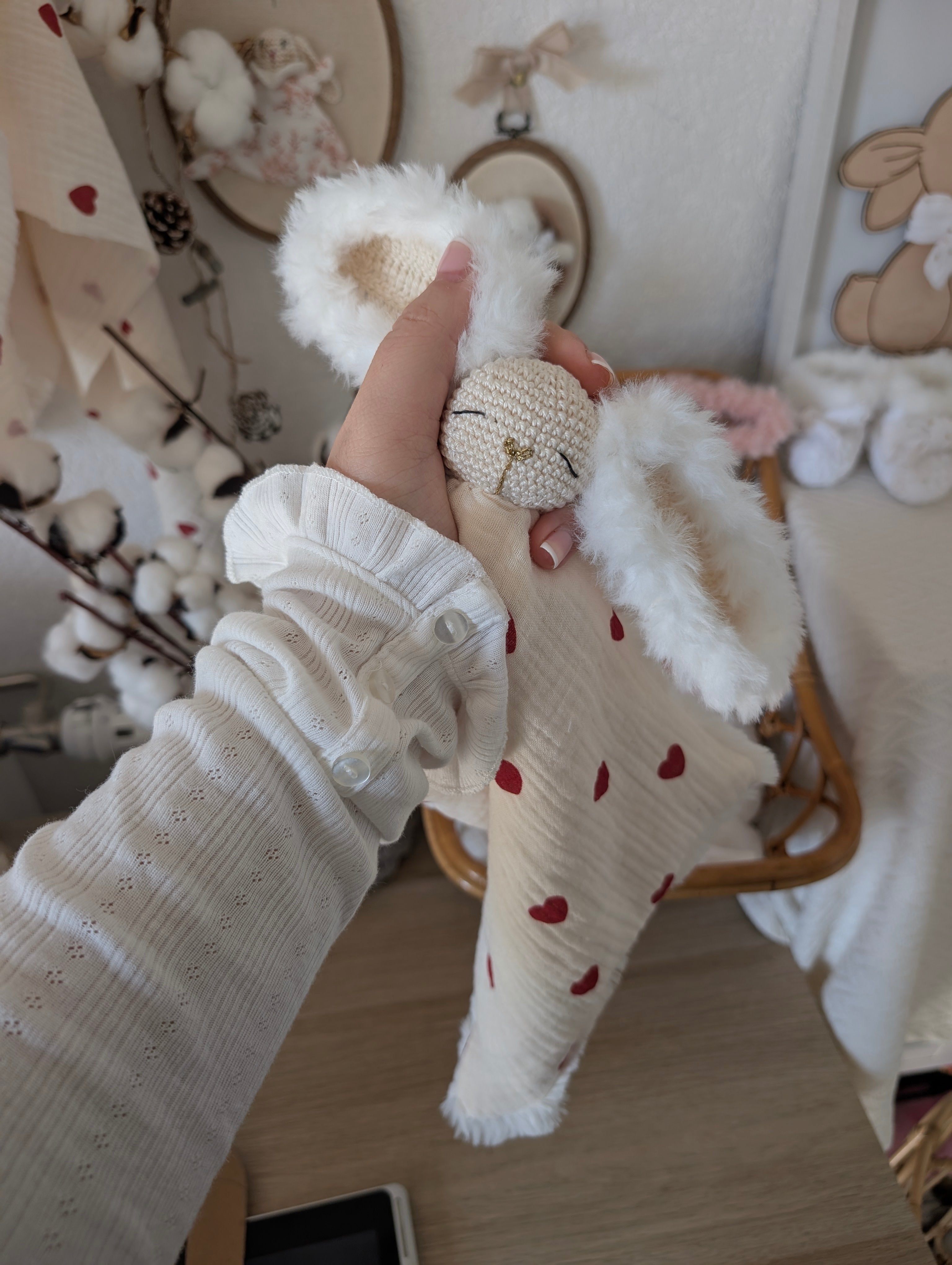doudou lapin imprimé cœurs rouges