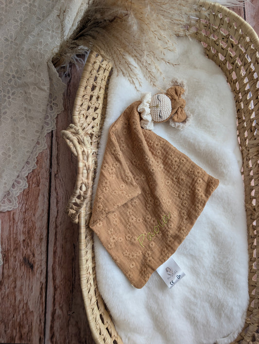 doudou lapin en crochet personnalisé au prénom de bébé