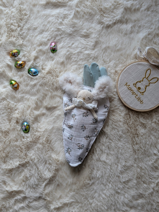 mini lapin dans sac de couchage carotte
