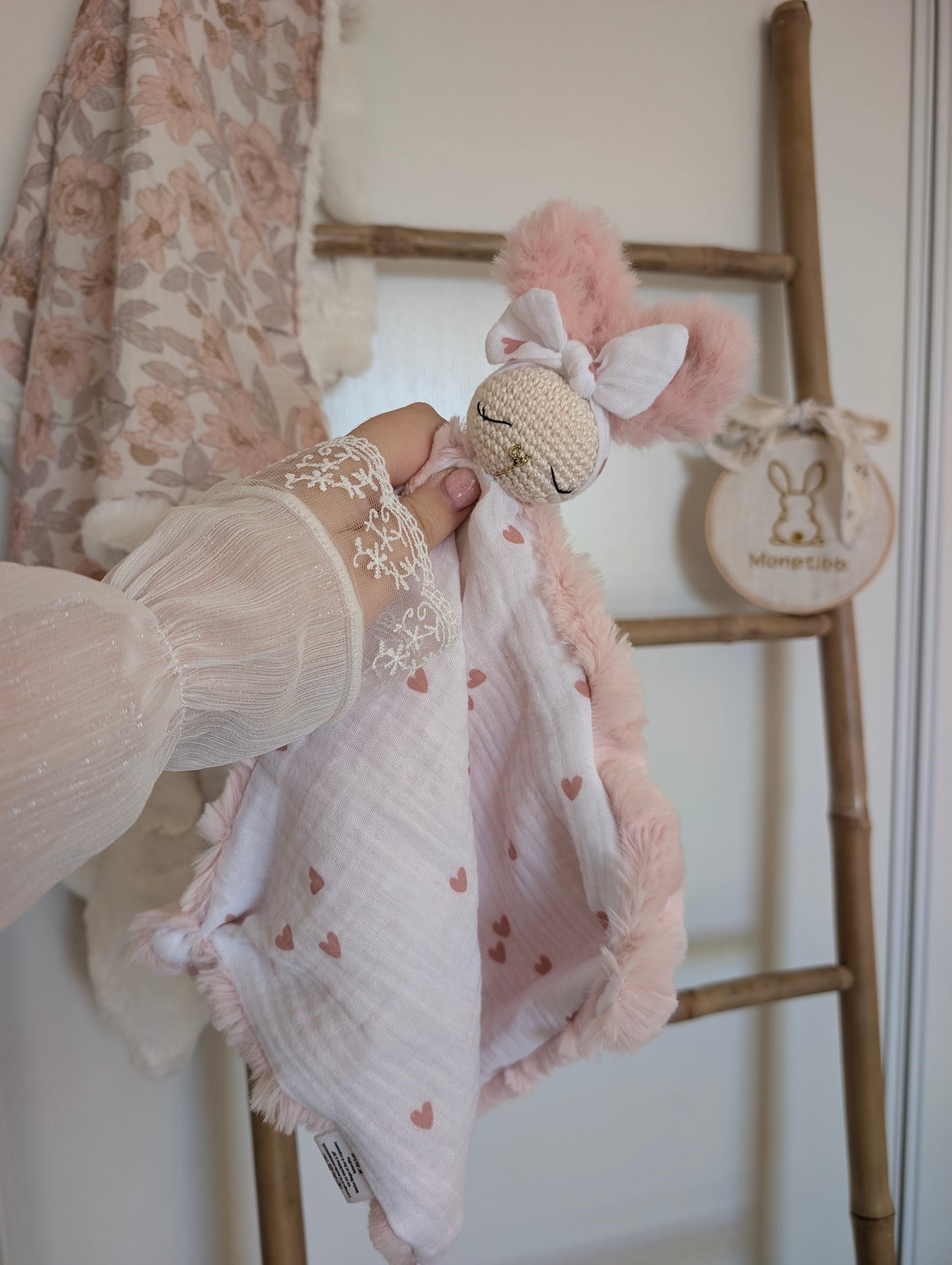 Doudou lapin Eléa petit coeur rose – Mon premier amour