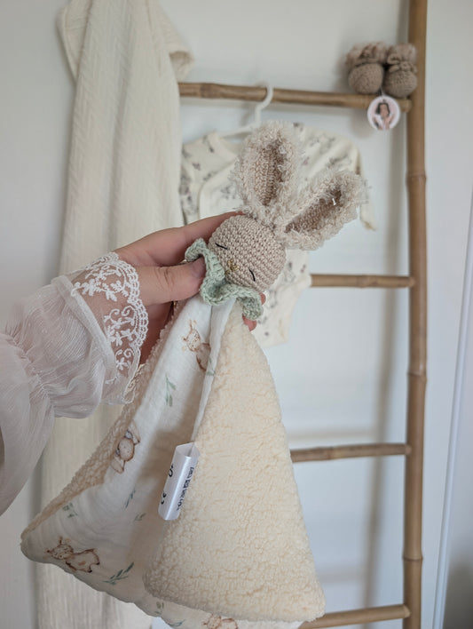 Doudou lapin Martin  animaux feuillage – Pièce unique en stock