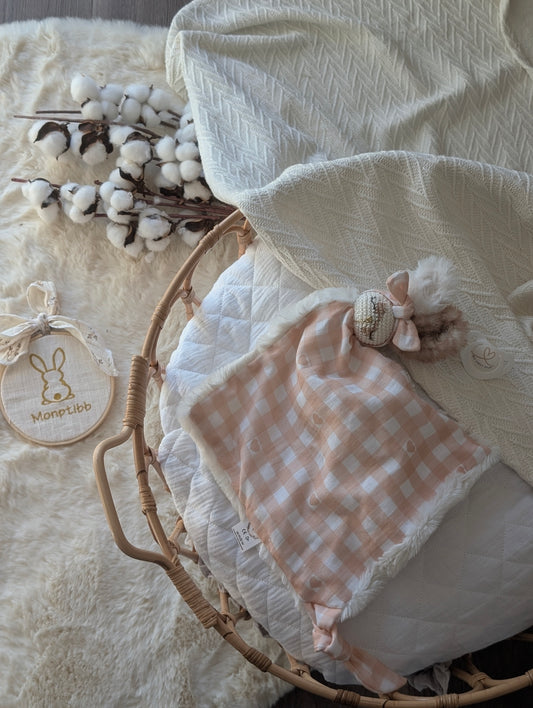 Doudou lapin Emmie vichy coeur pêche – Mon premier amour