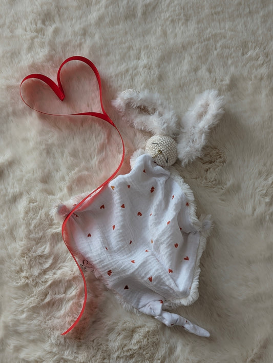 Doudou lapin Appolon petit cœur rouge – Mon premier amour