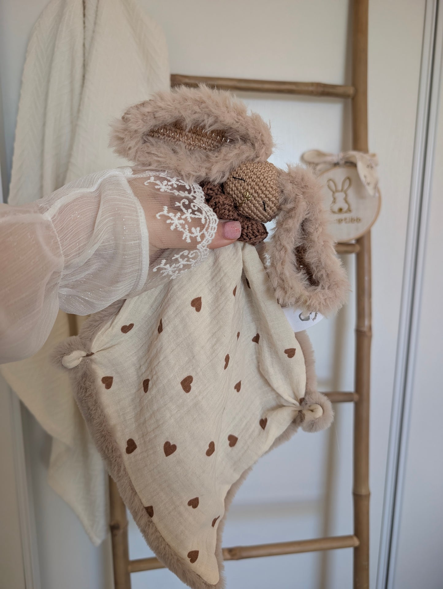 Doudou lapin Charly cœur chocolat – Mon premier amour