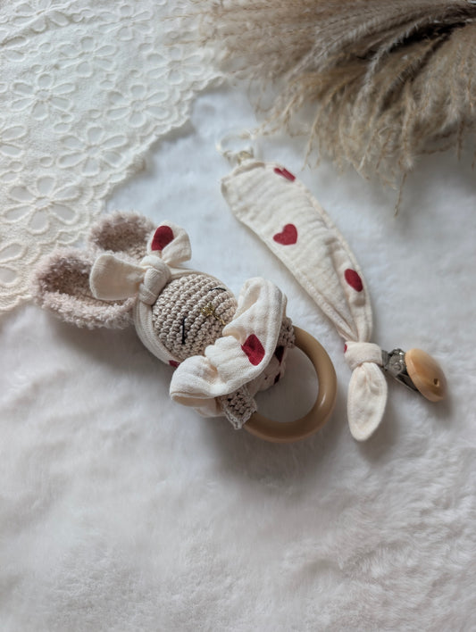 Coffret cadeau de naissance – Hochet lapin & attache-tétine Fille