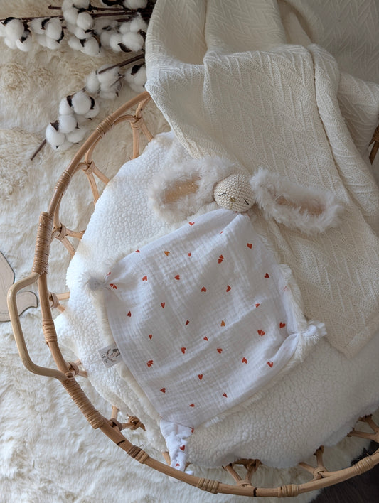 Doudou lapin Appolon petit cœur rouge – Mon premier amour