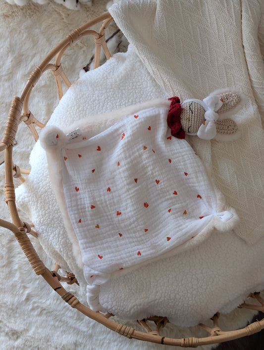 Doudou lapin Bianca  petits cœurs rouges – Mon premier amour