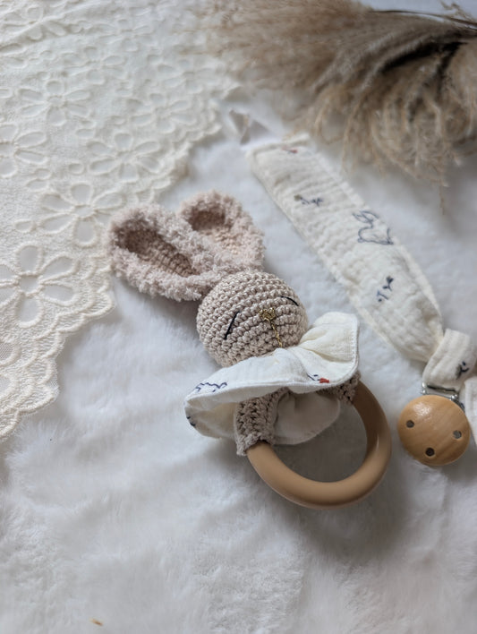 Coffret cadeau de naissance – Hochet lapin & attache-tétine Garçon