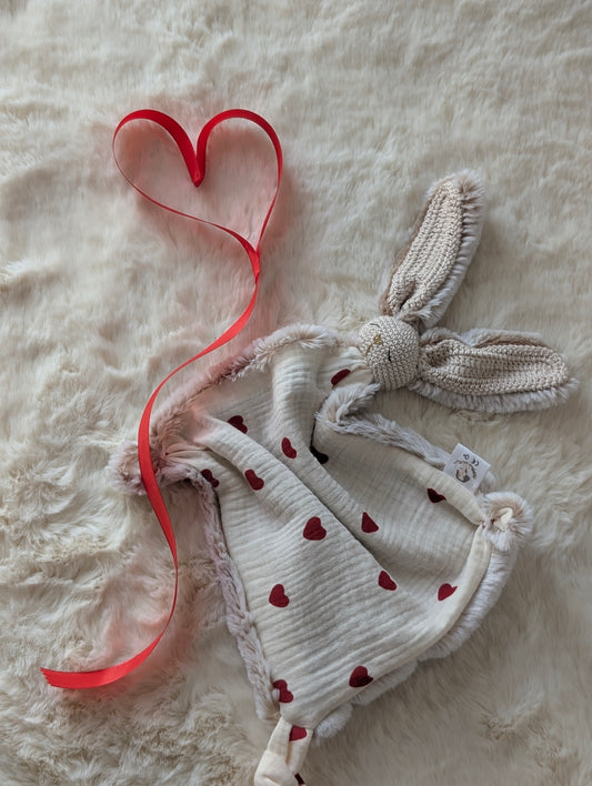 Doudou lapin Milo cœur rouge – Mon premier amour