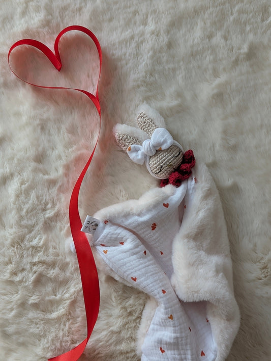 Doudou lapin Bianca  petits cœurs rouges – Mon premier amour