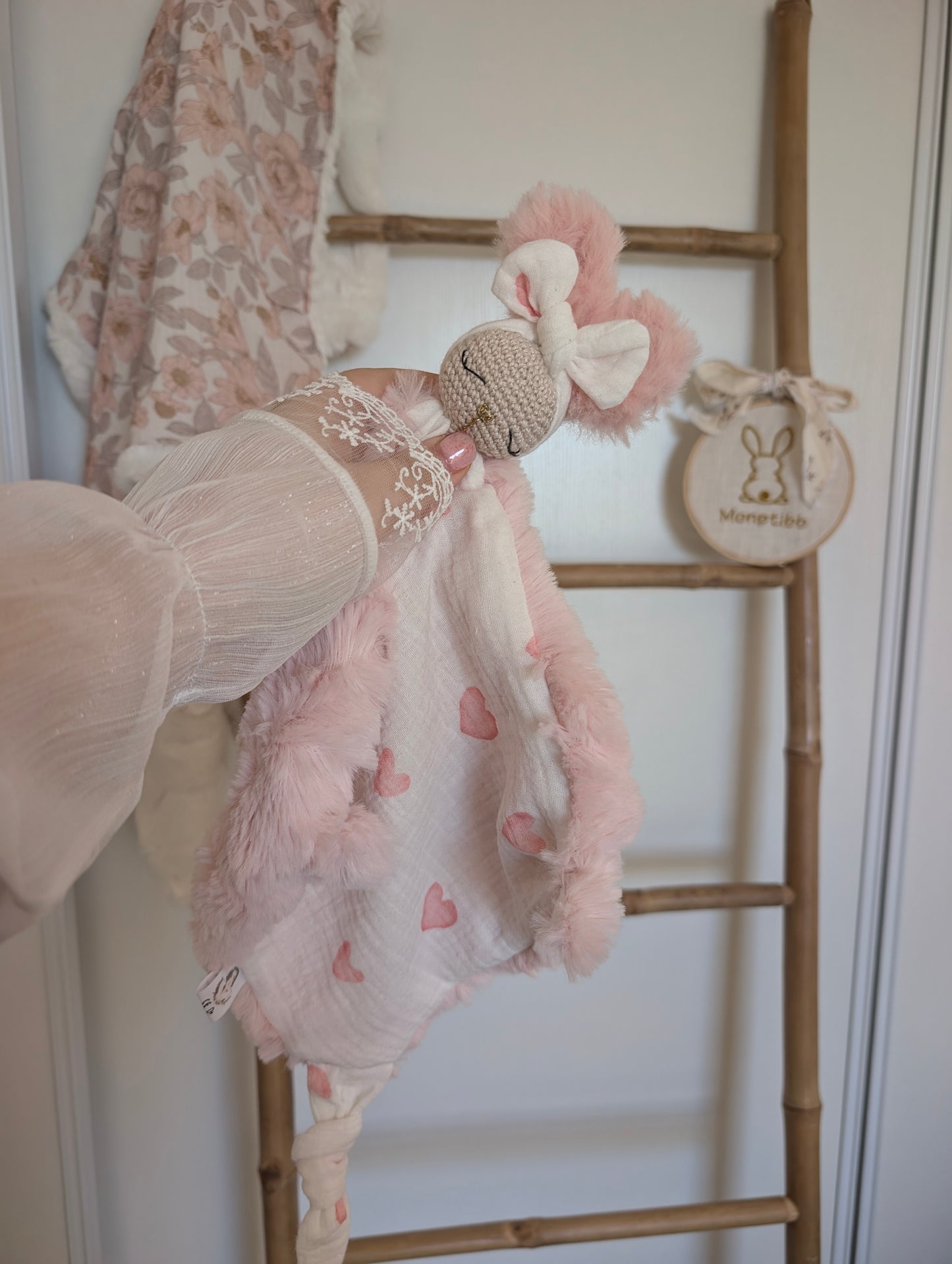 Doudou lapin Eléa grand cœur rose – Mon premier amour