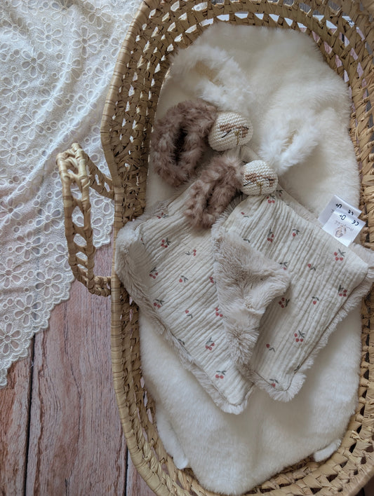 Duo de Séparation : Doudou lapin Emile à la cerise  – Pièce unique en stock