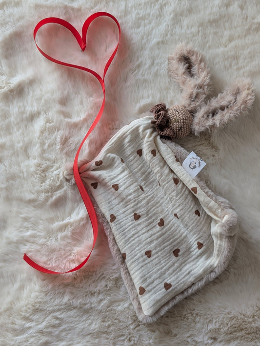 Doudou lapin Charly cœur chocolat – Mon premier amour