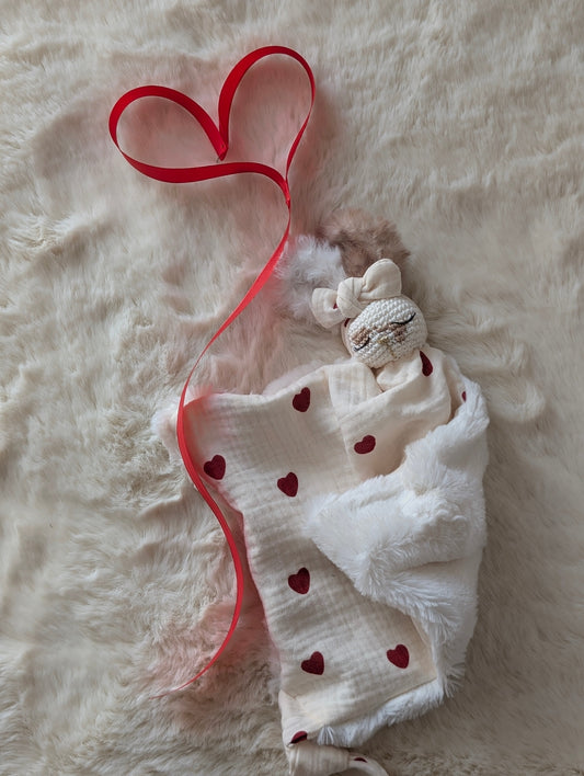 Doudou lapin Emmie grand cœurs rouges – Mon premier amour