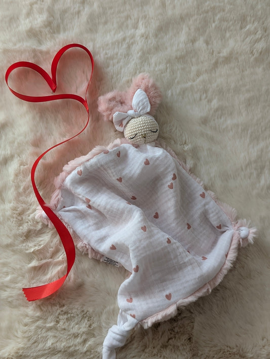 Doudou lapin Eléa petit coeur rose – Mon premier amour